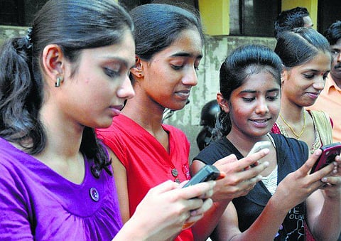 தொலைபேசி பயன்படுத்துவோர் 102 கோடி﻿