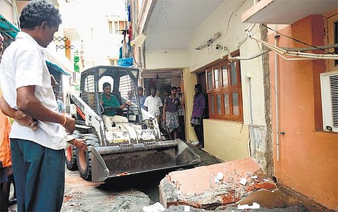 கனமழையால் ஆழ்வார்பேட்டையில் அடுக்குமாடி கட்டிடத்தின் ஒரு பகுதி இடிந்து விழுந்தது﻿