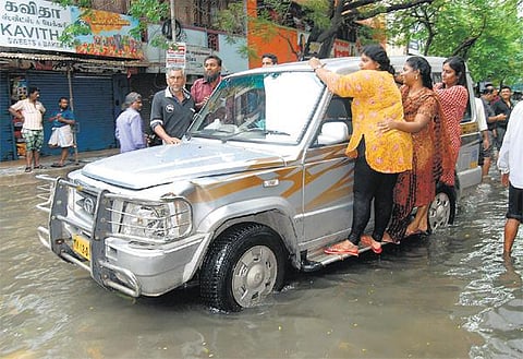 மீட்பு, நிவாரணப் பணிகளில் ஈடுபட்ட﻿ ராணுவம், பேரிடர் மீட்புப் படை, தீயணைப்பு வீரர்களுக்கு பொதுமக்கள் நன்றி, பாராட்டு﻿