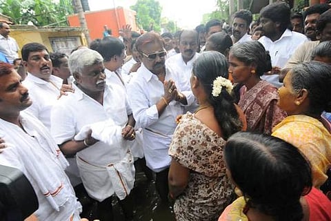 வெள்ள நிவாரணப் பணிகள்: ஆர்வம் காட்டிய அரசியல் கட்சிகள்﻿; ஆச்சரியத்தில் பொதுமக்கள்