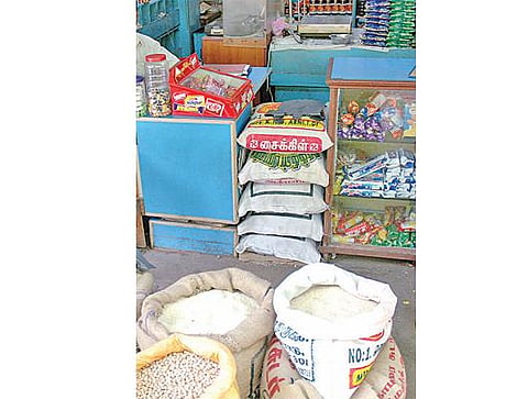 கன மழையால் மளிகை பொருட்கள் விலையில் மாற்றம் இல்லை: மளிகை வியாபாரிகள் சங்கம் தகவல்