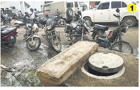 கோவை மாநகராட்சி அலுவலக வளாகத்தில் தேவை டெங்கு விழிப்புணர்வு﻿