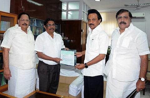 திமுக அறிவித்த ரூ.1 கோடி வெள்ள நிவாரண நிதி: அரசிடம் வழங்கினார் மு.க.ஸ்டாலின்