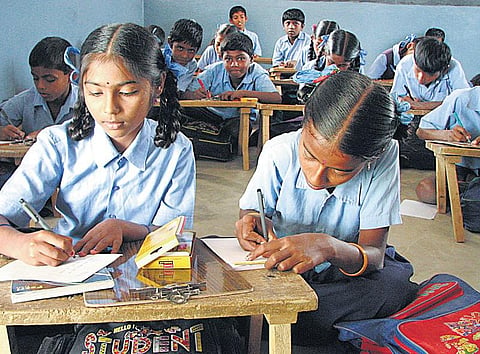 மழை வெள்ளத்தால் பாதிக்கப்பட்ட பள்ளி மாணவர்கள் கணக்கெடுப்பு