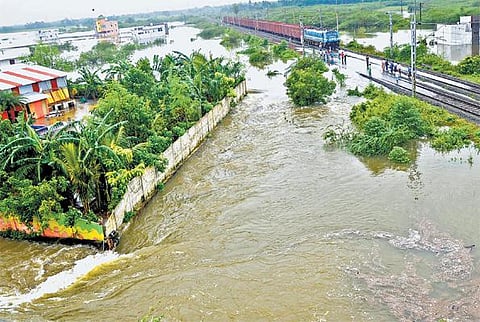 ஆந்திராவிலும் கனமழையால் தமிழகம் நோக்கி கரைபுரண்டு வரும் நீர்﻿: 18 ஆண்டுகளுக்கு பிறகு பாலாற்றில் வெள்ள அபாயம்﻿ - கூடுதலாக 15 ஆயிரம் கனஅடி நீர் திறப்பால் 20 கிராமங்களுக்கு எச்சரிக்கை﻿