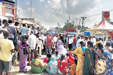 ஆவடி குடியிருப்பு பகுதியில் தேங்கிய மழைநீரை அகற்றக்கோரி மறியல்: 50 பேர் கைது﻿