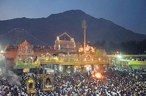 2,668 அடி உயரத்தில் அமைந்துள்ள அண்ணாமலையில் மகா தீபம் ஏற்றப்பட்டது: 20 லட்சம் பக்தர்கள் தரிசனம்