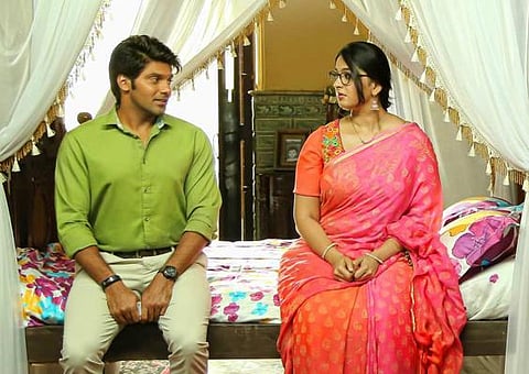 முதல் பார்வை: இஞ்சி இடுப்பழகி - எல்லாம் அனுஷ்கா மயம்!