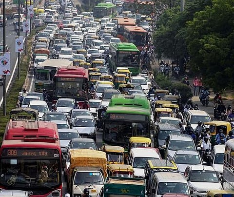 சாலை விதியை மீறினால் ஓட்டுநர் உரிமம் பறிக்க டெல்லி போலீஸாருக்கு அதிகாரம்: உச்ச நீதிமன்றக் குழு பரிந்துரை