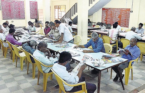 போட்டித் தேர்வு எழுதும் தேர்வர்களுக்கு மாவட்ட மைய நூலகங்களில் தனி படிப்பகம் உருவாக்கம்﻿: வெளிப் புத்தகங்களை எடுத்து வரவும் அனுமதி﻿