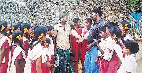 அரசுப் பள்ளி ஆசிரியரால் துயர் நீங்கிய கிராமம்﻿: தற்கொலை எண்ணத்திலிருந்து தன்னம்பிக்கை பெற்ற மக்கள்﻿
