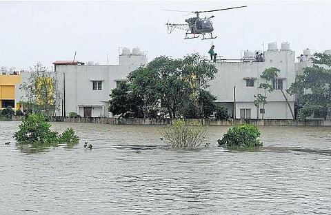 தண்ணீரில் தத்தளிக்கும் தலைநகரம்