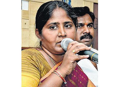 எனது கணவரை தவறாக சித்தரிக்கும் ‘கில்லிங் வீரப்பன்’ திரைப்பட பெயரை மாற்ற வேண்டும்﻿: வீரப்பனின் மனைவி முத்துலட்சுமி கோரிக்கை﻿