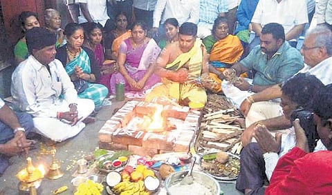 சென்னைக்கு மழை போதும் பெங்களூரு கோயிலில் சிறப்பு யாகம்﻿