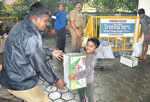 சென்னையில் வாசகர்களுடன் தி இந்து நிவாரண உதவி﻿: ஒரே நாளில் பத்தாயிரம் பேருக்கு உணவு﻿