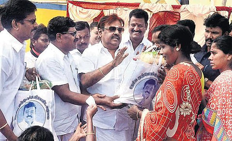 தமிழக அரசின் செயல்பாடு திருப்தி அளிக்கவில்லை﻿: வெள்ள நிவாரணப் பணிகளை அரசியலாக்கக் கூடாது﻿ - தேமுதிக தலைவர் விஜயகாந்த் கருத்து﻿