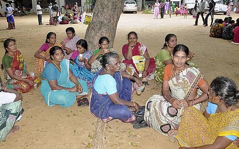 கணக்கெடுக்கும் பணி தீவிரம்﻿: ஒரு வாரத்தில் நிவாரணம் வழங்க நடவடிக்கை﻿- வங்கிக் கணக்கு தொடங்கவும் ஏற்பாடு; பயனாளிகள் மகிழ்ச்சி﻿