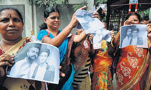 நடிகர் சிம்பு, அனிருத் மீது நடவடிக்கை எடுக்க வேண்டும்﻿: கோவையில் மாதர் சங்கத்தினர் போலீஸில் புகார்﻿
