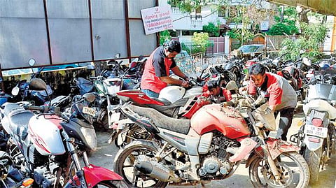 அரசு சார்பில் இலவசமாக நடத்தப்படும்﻿ வாகன பழுது நீக்க முகாம் தொடங்கியது﻿: குவியும் வாகனங்கள், திணறும் மையங்கள்﻿
