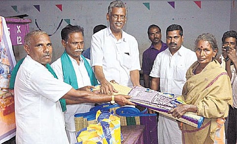களத்தில் தி இந்து: அவதிப்பட்ட கடலூர் மக்களை அரவணைத்த வாசகர்கள்﻿