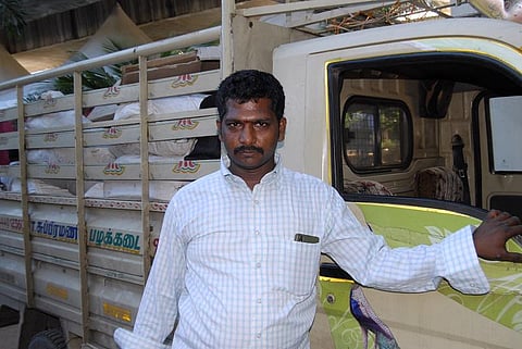 மழை முகங்கள்: சொந்த வேனில் ஓட்டுநராக நிவாரணப் பணியில் பழக்கடை சந்திரன்