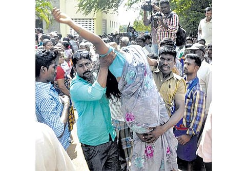 புதுச்சேரியில் இலவச மிக்ஸி, கிரைண்டர் வாங்க குவிந்த பொதுமக்கள் மீது போலீஸ் தடியடி: 20 பேர் காயம்