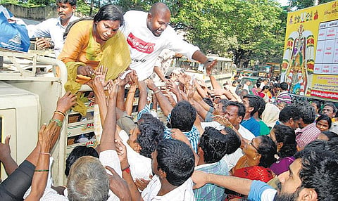 களத்தில் தி இந்து: பள்ளி மாணவர்களும் பாசமிகு பெற்றோரும்