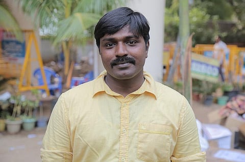 மழை முகங்கள்: அசராமல் களப்பணியாற்றிய கைக்குழந்தை காட்சனின் தந்தை தினகரன்