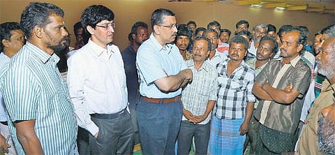 வெளியூர் துப்புரவு தொழிலாளர்கள் தங்குமிடத்தில் ஆணையர் ஆய்வு﻿