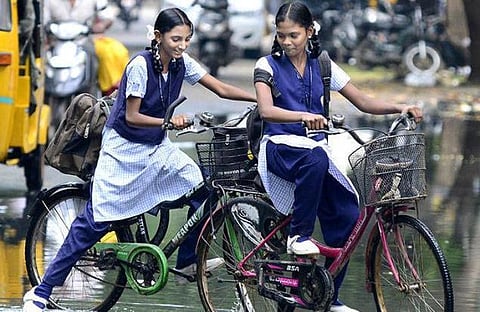 மூழ்கும் பள்ளித் தேர்வுகளும் விலையில்லா தேர்ச்சியும்!