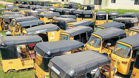 ஆட்டோ கட்டணத்தை 3 மாதத்துக்கு ஒரு முறைமாற்றி அமைக்கும் நிபந்தனையை தளர்த்த அரசு கோரிக்கை﻿: விசாரணை உயர் நீதிமன்றத்தில் ஜன.5-க்கு ஒத்திவைப்பு﻿