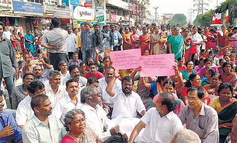 நிவாரண கணக்கெடுப்பில் பாரபட்சம்: அமைச்சரை முற்றுகையிட்டு மறியல்