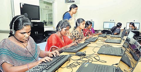 போட்டித் தேர்வுகளை எதிர்கொள்ள தன்னம்பிக்கை தந்த கணினி பயிற்சி﻿: வெற்றிப் படிக்கட்டுகளில் பார்வையற்ற மாற்றுத்திறனாளிகள்