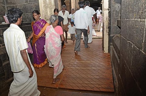 மக்களுக்கு விழிப்புணர்வை ஏற்படுத்த﻿ இன்றுமுதல் பாரம்பரிய உடையில் பணிக்கு செல்லும் கோயில் ஊழியர்கள்﻿