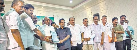 மழை,வெள்ளத்தால் பாதிப்பு: வணிகர்களின் கோரிக்கைகளை மத்திய நிதி அமைச்சரிடம் அளிப்போம்﻿ - அமைச்சர் பொன்.ராதாகிருஷ்ணன் தகவல்﻿