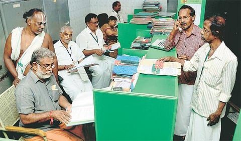 ஆடைக் கட்டுப்பாட்டுக்கு ஆதரவாக வேட்டியுடன் பணிக்கு வந்த கோயில் ஊழியர்கள்
