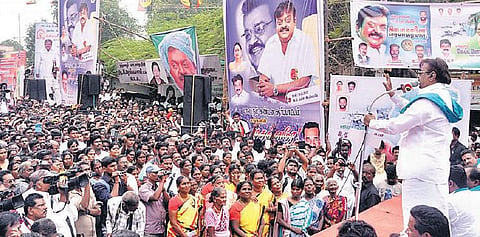 அதிமுக, திமுகவுக்கு வாக்களித்தால் மீண்டும் புதைகுழியில்தான் விழுவீர்கள்﻿: தஞ்சையில் விஜயகாந்த் பேச்சு﻿