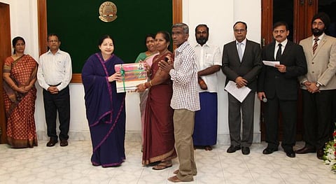 குடிசை வீடுகளை இழந்தவர்களுக்கு 10,000 குடியிருப்புகளுடன் ஓராண்டுக்கு ரூ.30,000 பிழைப்புப்படி: ஜெயலலிதா அறிவிப்பு