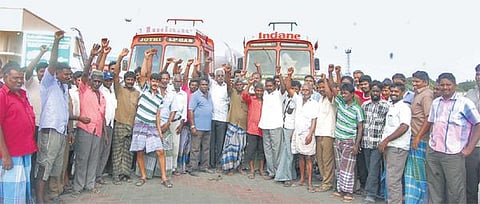 ஆந்திராவில் ஓட்டுநர் பலி எதிரொலி: காஸ் டேங்கர் லாரி ஓட்டுநர்கள் ஸ்டிரைக் - சிலிண்டர் தட்டுப்பாடு ஏற்படும் அபாயம்