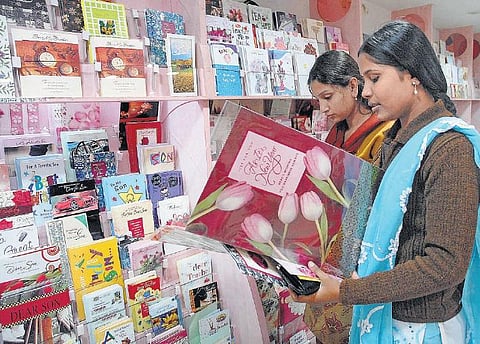 மறைந்துபோன பண்டிகை கால வாழ்த்து அட்டை பரிமாற்றம்﻿: வாட்ஸ்அப், ஃபேஸ்புக் மோகத்தால் குறைந்துபோன அஞ்சல் சேவை﻿