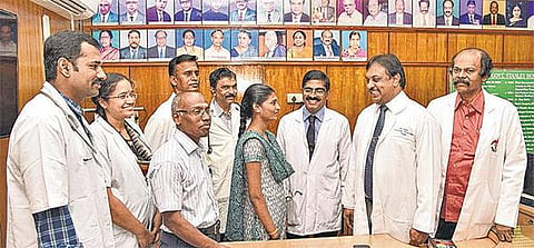 நெஞ்சு பகுதி எலும்புகளை வெட்டாமல்﻿ சிறு துவார அறுவை சிகிச்சை மூலம் இளம்பெண்ணுக்கு செயற்கை இதய வால்வு﻿: அரசு ஸ்டான்லி மருத்துவமனை டாக்டர்கள் சாதனை﻿