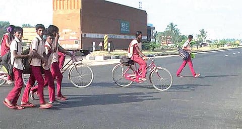 தேசிய நெடுஞ்சாலையில் தொடரும் விபத்துகள்: பாலுசெட்டி-திருப்புட்குழி பகுதியில் 14 ஆண்டுகளில் 392 பேர் உயிரிழப்பு - நடைமேம்பாலம் அமைக்க கிராம மக்கள் கோரிக்கை