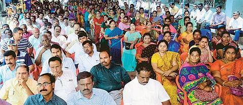 வணிக வரித்துறை அலுவலர்கள் உண்ணாவிரதம் 2-வது நாளாக நீடிப்பு﻿