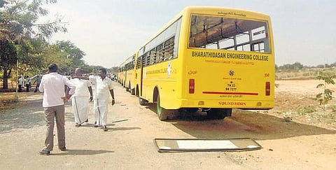 நாட்றம்பள்ளி அருகே எரி கல் விழுந்ததாக தகவல்: தனியார் பொறியியல் கல்லூரியின் பேருந்து ஓட்டுநர் உயிரிழந்தார் - தடய அறிவியல் நிபுணர்கள் ஆய்வு