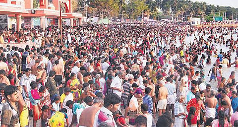 தை அமாவாசையை முன்னிட்டு﻿ ராமேசுவரம் கடலில் புனித நீராடல்﻿: ஆயிரக்கணக்கான பக்தர்கள் திரண்டனர்﻿