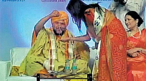 மகாராஷ்டிர முதல்வரின் மனைவிக்கு﻿ மாய வித்தை மூலம் தங்க சங்கிலி வரவழைத்து கொடுத்த சாமியார்﻿