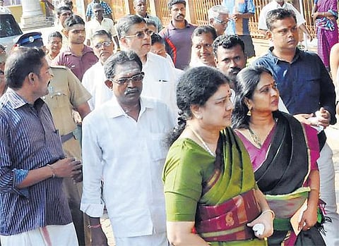மதுரை கோயிலில் சசிகலா தரிசனம்﻿