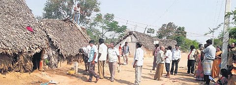 ‘தி இந்து’ செய்தி எதிரொலி: இருளர் குடியிருப்புக்கு மின் இணைப்பு வந்தது - மாணவர்கள், மக்கள் மகிழ்ச்சி