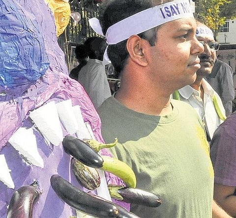 இன்று அன்று: 1999 பிப்ரவரி 12 - சிதைக்கும் பயிரை விளைவிக்காதே!﻿