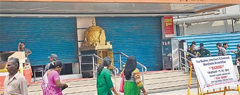 தங்கம் வாங்க ‘பான் அட்டை’ கட்டாயம்: நகைக் கடை உரிமையாளர்கள் கடைகளை அடைத்து போராட்டம்